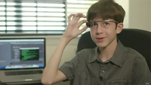 Thomas no se separa de sus Google Glass.