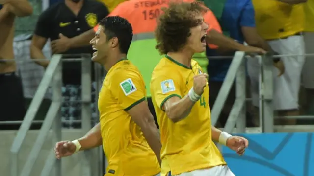 Brazil ăn mừng bàn thắng của David Luiz.
