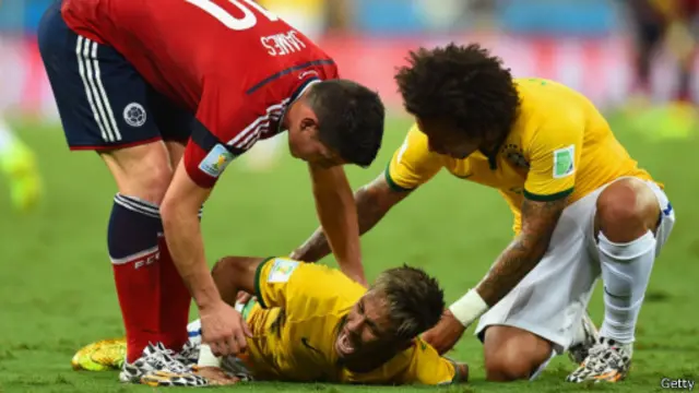 Neymar chora após pancada (Getty)