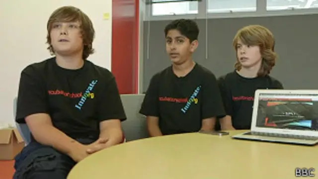 La escuela también enseña a trabajar en equipo.