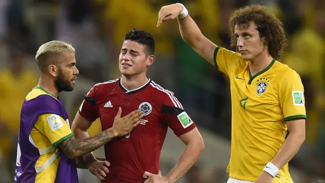 James se lamenta, Dani Alves lo consuela y David Luiz pide el reconocimiento para el colombiano. Cracks.