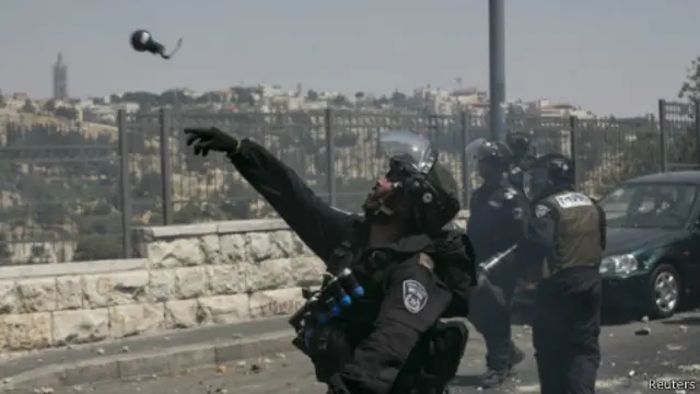 أطلق جنود إسرائيليون الغاز المسيل للدموع على محتجين فلسطينيين في القدس الشرقية.