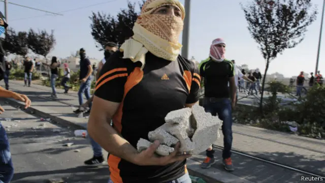 تقول السلطات الإسرائيلية إن 13 شرطيا أصيبوا جراء إطلاق حجارة من جانب الفلسطينيين الغاضبين.