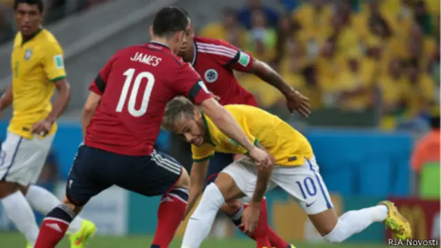 Эпизод четвертьфинального матча ЧМ по футболу "Бразилия-Колуббия" 4 июля 2014 г.: справа - Хаймес Родригес, слева - Сантос Неймар