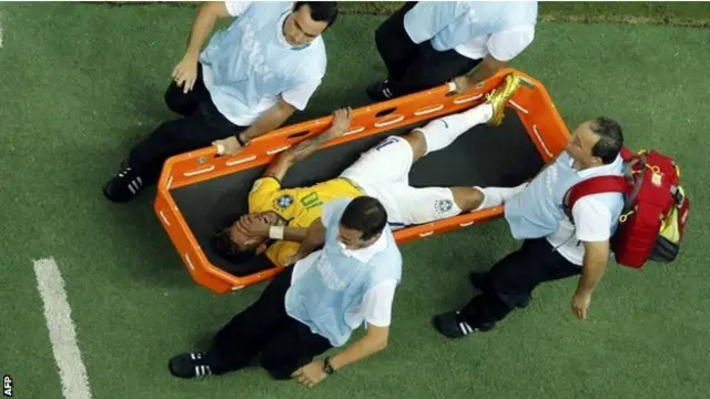 Neymar sai de campo após pancada (Getty)