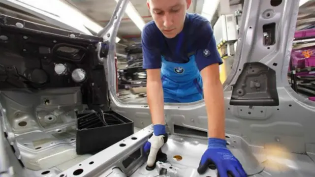 Рабочий с пластиковой насадкой на большом пальце