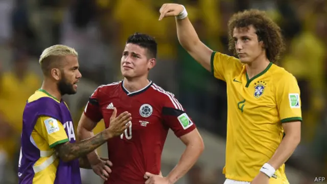 David Luiz e Dani Alves, do Brasil, consolam o colombiano James Rodriguez (AFP)