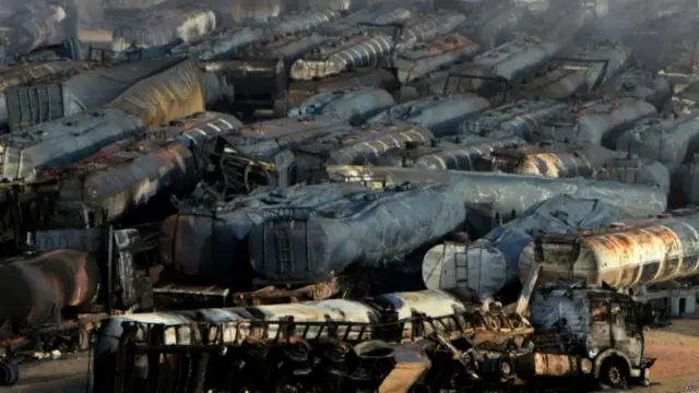 اور تېره شپه شاوخوا یوولس بجې لګېدلی، چې کرۍ شپه پکې ټانکر سوځېدل.