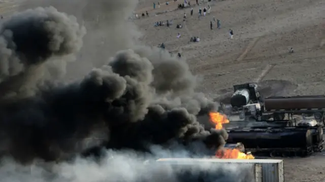 د افغانستان پلازمېنې په لوېديځ ارغندۍ چوک کې تېره شپه شاوخوا یوولس بجې د تېلو لسګونه ټانکر سوځېدلي.