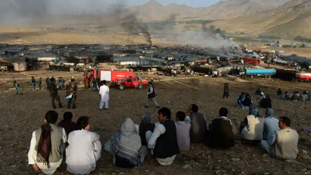 پلیس کابل هنوز دلیل آتش‌سوزی را تایید نکرده ولی شاهدان گفته‌اند بمب مغناطیسی یا پرتاب موشک عامل حادثه بوده است.