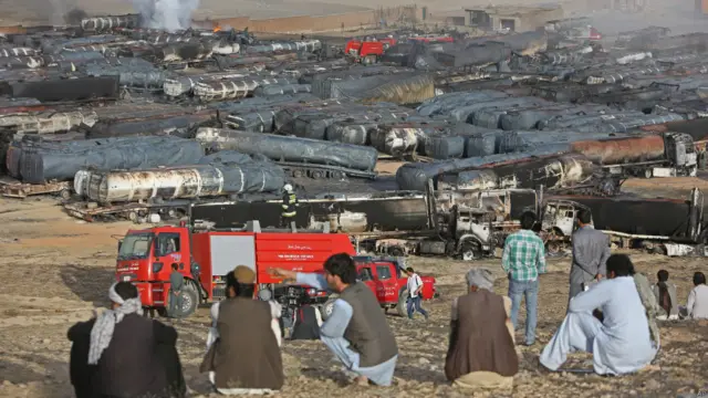 گزارشگر بی‌بی‌سی که از محل دیدار کرده، می‌گوید احتمالا حدود ۴۰۰ تانکر در این حادثه سوخته‌اند.
