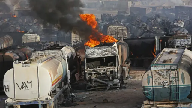 طالبان مسئولیت این حادثه را به عهده گرفته و گفته با موشک به تانکرها حمله کرده است.