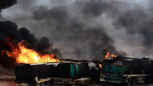 طالبان کے ترجمان ذبیح اللہ مجاہد کا کہنا تھا کہ طالبان نے غیر ملکی افواج کو تیل کی رسد کو نشانہ بنایا ہے تاہم حکام کی جانب سے ابھی تک تصدیق نہیں کی گئی کہ آیا طالبان کا نشانہ بننے والے ٹینکرز نیٹو رسد کے تھے۔