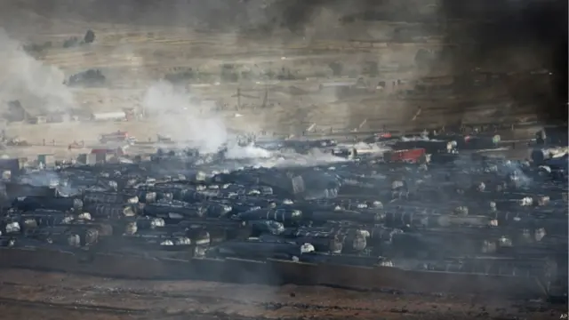 سیمې ته د بي بي سي ورغلي خبریالان وايي، د سوځېدلو ټانکرو شمېر شاوخوا څلور سوه وو.