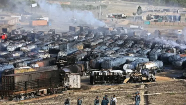 د کورنیو چارو وزارت د سوځېدلو ټانکرو شمېر شاوخوا دوه سوه یاد کړی.