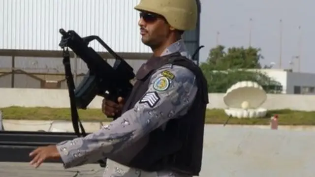 جندي يحمل سلاح