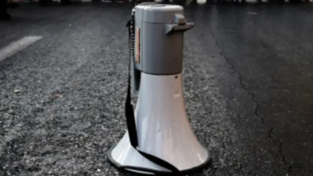 بھارت میں بیشتر مندروں میں بھی لاؤڈ سپیکر لگے ہوئے ہیں جہاں صبح شام، بھجن کیرتن اور پوجا وغیرہ کے دوران ان لاؤڈ سپیکروں کو استمعال کیا جاتا ہے