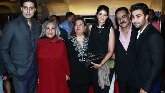 मनोज जैन, रीमा जैन के साथ बच्चन परिवार - जया बच्चन, अभिषेक बच्चन और श्वेता. 