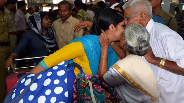 عراق کے شمالی شہر ابریل میں محصور 46 بھارتی نرسوں کا خیریت کے ساتھ بھارت کی جنوبی ریاست کیرالہ کے شہر کوچّی پہنچنے پر ان کے گھر والوں نے گرمجوشی سے استقبال کیا۔