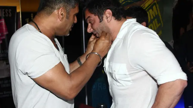 सुनील शेट्टी, ख़ान 