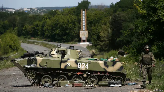 Vehículo blindado destruido en Sloviansk