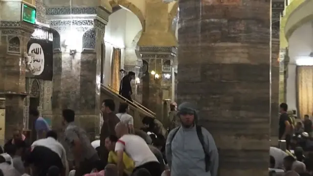 پرچم داعش در مسجد محل سخنرانی ابوبکر البغدادی نصب شده است