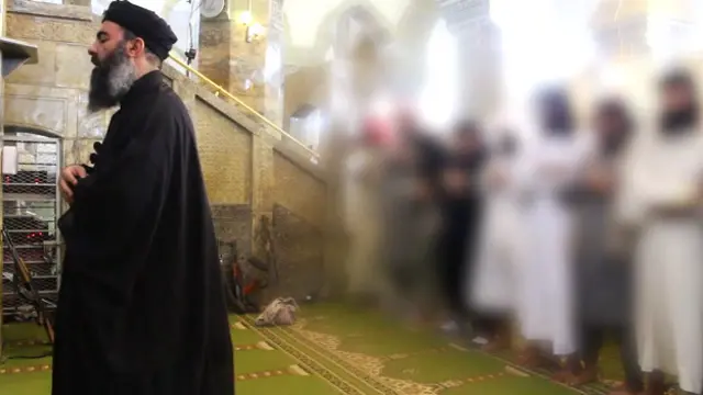 در پایان خطبههای ابوبکر البغدادی نماز جمعه به امامت او برگزار میشود