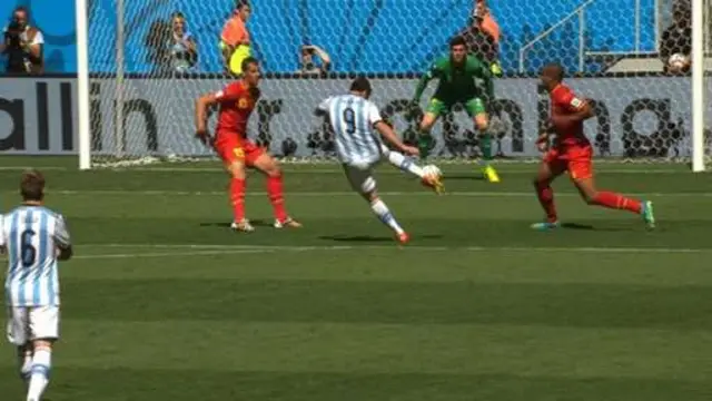 Bàn thắng Higuain kết thúc 6 trận liên tiếp không ghi bàn của anh.