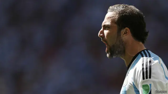 Tiền đạo Higuain của Argentina tỏ ra đặc biệt sắc sảo trong trận đấu.