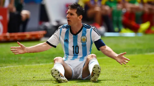 Messi có tình huống bị phạm lỗi rất nhạy cảm ngay trước vòng cấm địa của tuyển Bỉ.