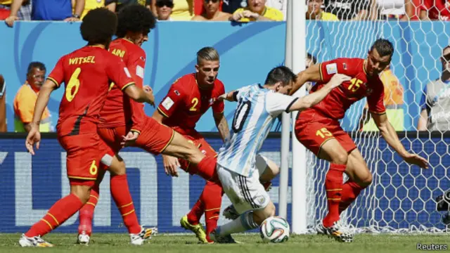 Messi đá thấp để hộ công, đồng thời thu hút đối phương và tạo nhiều khoảng trống cho đồng đội.