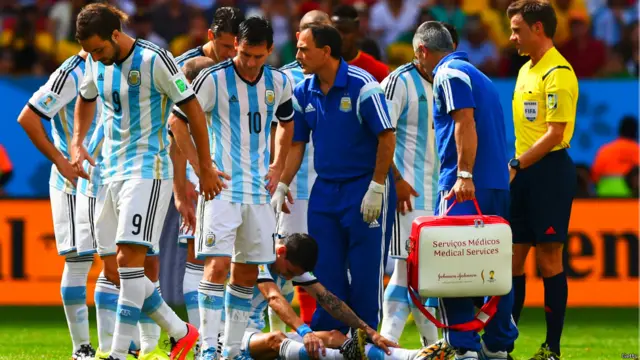 میچ کے 30ویں منٹ میں ارجنٹائن کو کوارٹر فائنل میں پہنچانے والے ڈی ماریا زخمی ہو کر میدان سے باہر چلے گئے۔ 