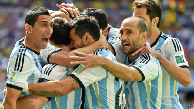 Niềm vui của Argentina sau khi có bàn thắng mở màn ở hiệp một.
