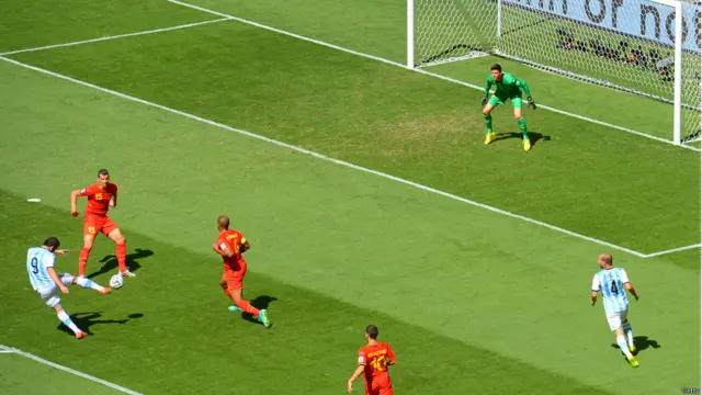 میچ کے آٹھویں منٹ میں ارجنٹینا کے گونزالو ہیگوئن نے میسی کے پاس پر بہت عمدہ اینگل سے ڈی کے اندر جا کر گیند گول میں پھینک دی۔