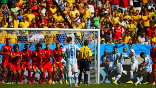 پہلے ہاف میں میسی ڈی کے بالکل باہر ملنے والی فری کک سے فائدہ نہ اٹھا سکے۔