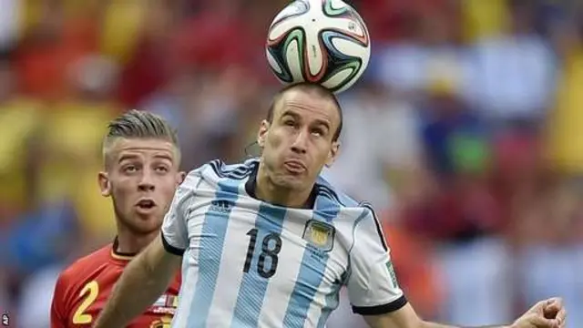 Đội hình của Argentina tụt xuống khá thấp trong hiệp hai dưới sức ép của Bỉ.