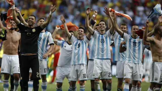 Niềm vui của các cầu thủ Argentina sau khi vượt qua tuyển Bỉ và lọt vào bán kết.