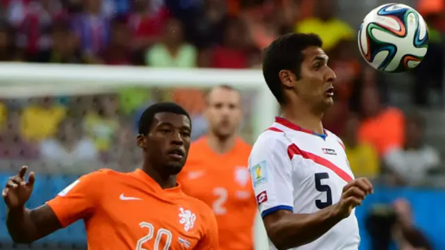 Hai đội xuất phát với nhịp độ vừa phải với Hà Lan lúc đầu có một số pha triển khai nhỉnh hơn.