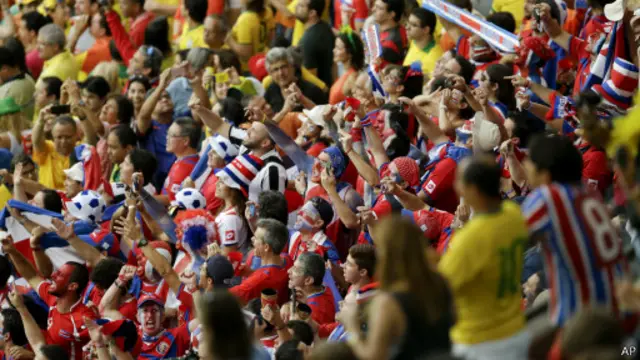 مشجعو كوستاريكا ظل يراودهم أمل الفوز حتى اللحظات الأخيرة.