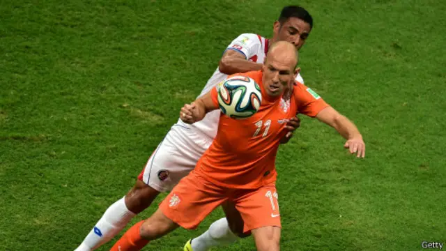 Robben bị đối thủ Costa Rica kèm chặt trong một pha tấn công ở cánh phải.