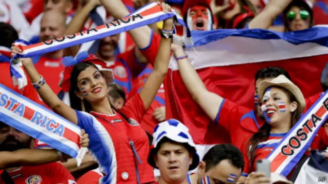 Cổ động viên Costa Rica khích lệ đội nhà từ khán đài trên sân Fonte Nova.