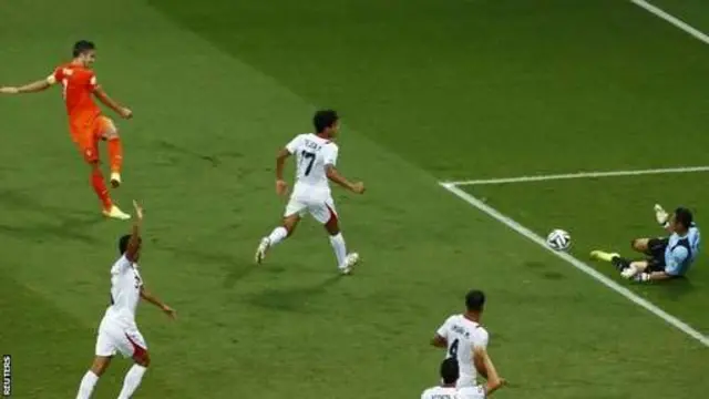 Thủ thành Navas dùng chân cản phá pha sút bóng cận thành của Depay.