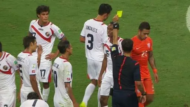 Hậu vệ Costa Rica nhận thẻ vàng khá sớm ở hiệp một khi cản phá các đợt tấn công của Hà Lan.