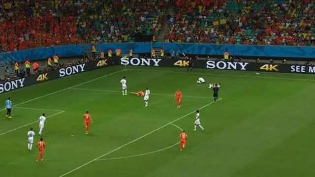 Robben bị hai hậu vệ của Costa Rica kẹp chặt ở cánh phải trong pha phạm lỗi của Umana.