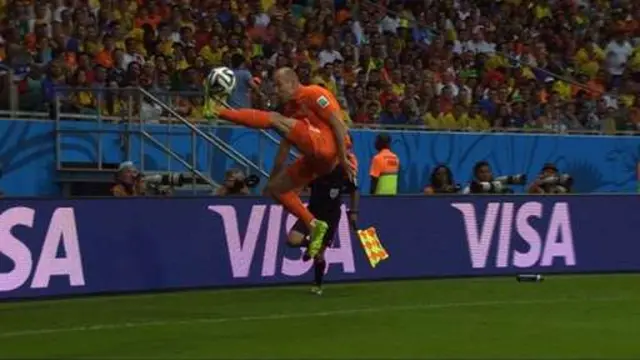 Robben quấy rối liên tục ở cánh phải của Costa Rica.