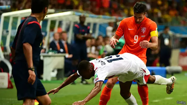 Van Persie tranh bóng với đối thủ Costa Rica.