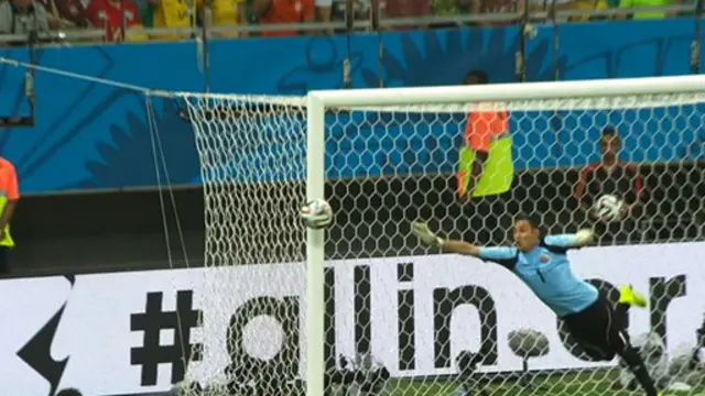 Hà Lan tấn công liên tục nhưng không thể ghi được bàn thắng nào trong hiệp hai.