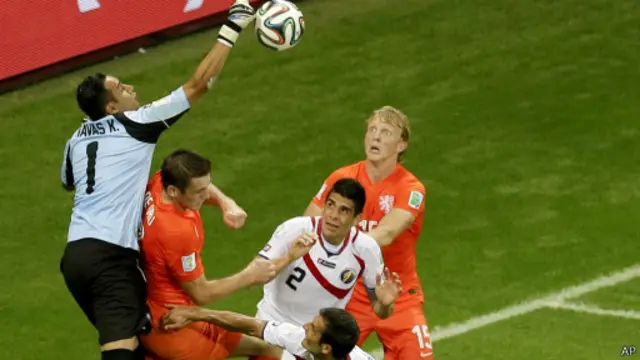 Thủ thành Keylor Navas và hàng thủ Costa Rica đã buộc Hà Lan đi vào đá thêm hiệp phụ.