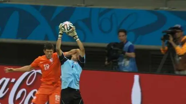 Huntelaar bị thẻ vàng sau pha phạm lỗi với Navas.