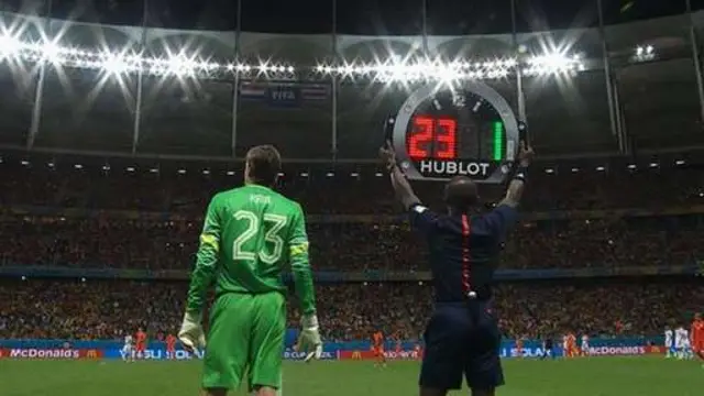 Thủ thành Krul đượcHLV Van Gaal thay vào để đảm bảo Hà Lan chắc thắng hơn.